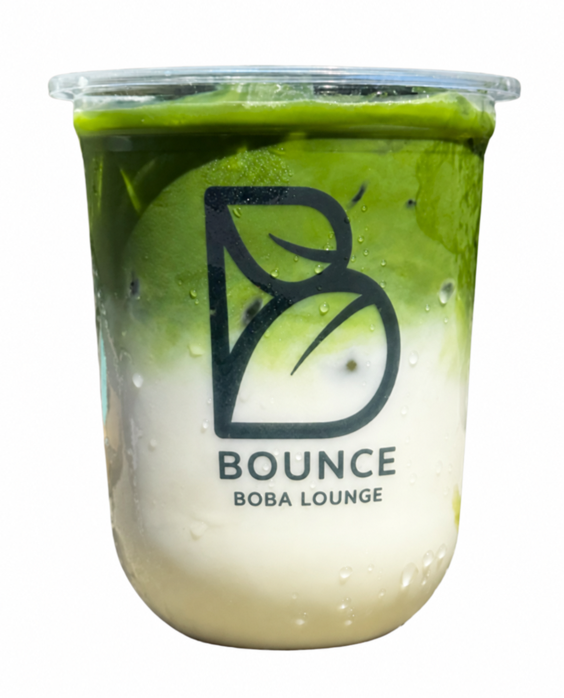 Latte de matcha ceremonial en un vaso de Bounce Boba Lounge