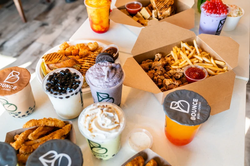 Bebidas de boba con popcorn chicken, papas sazonadas y snacks en Bounce Boba Lounge