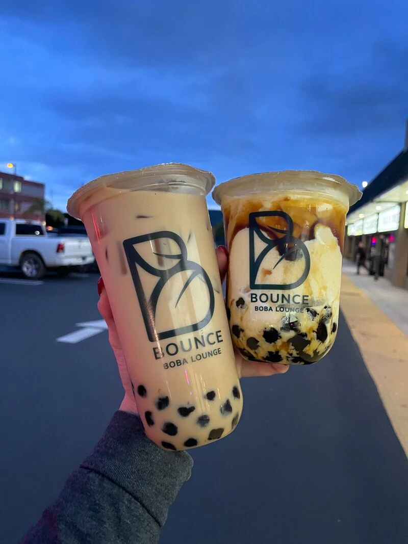 Original Milk Tea y Frozen Flan de Bounce Boba Lounge